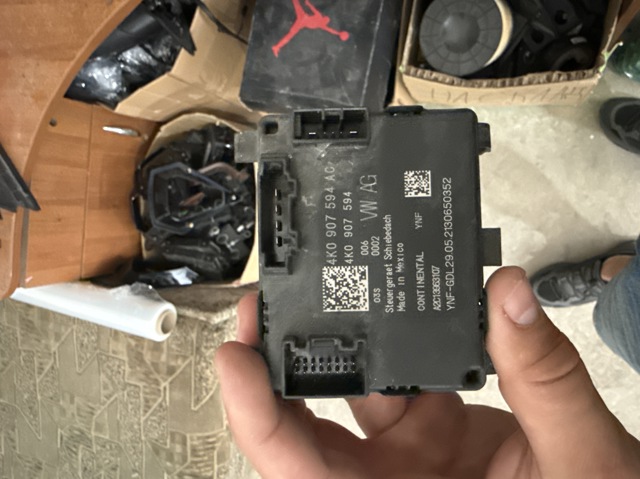 Кришка люка даху передня 4K0907594AC VAG