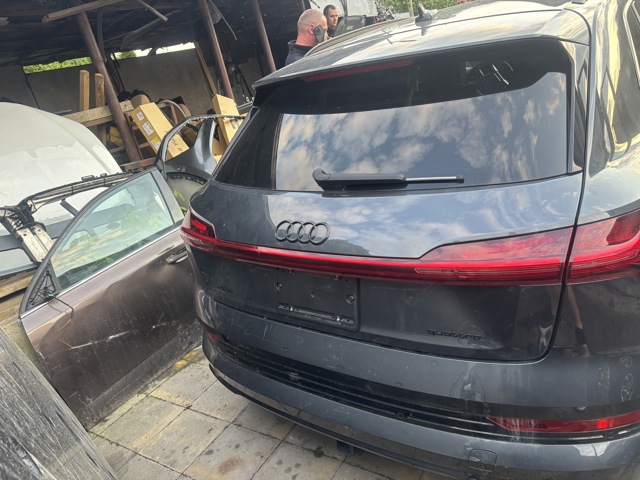 Двері багажника 4KE827025B VAG