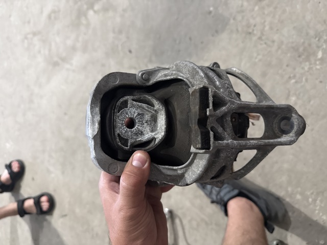 Права подушка мотора 4M0199372B VAG