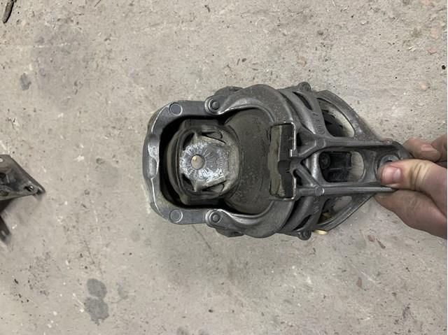 Права подушка мотора 4M0199372FF VAG