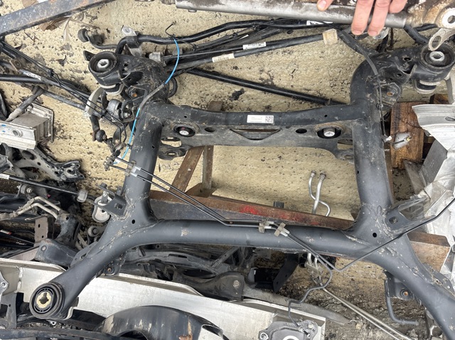 Балка задньої підвіски поперечна 4M0505235BS VAG