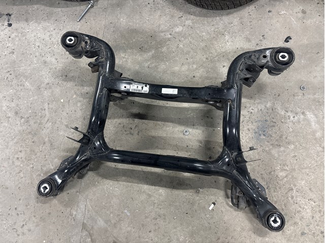 Балка задньої підвіски поперечна 4M0505235CC VAG