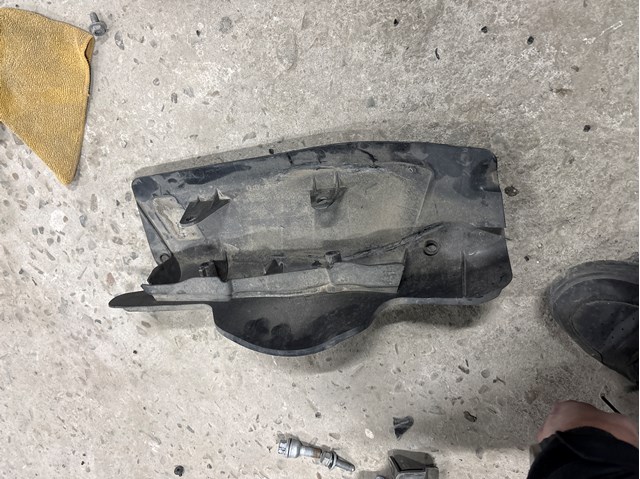 Захист заднього нижнього важеля 4M0505416 VAG