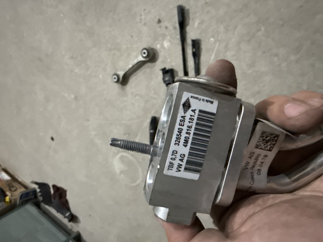 Клапан розширювальний 4M0816181A VAG