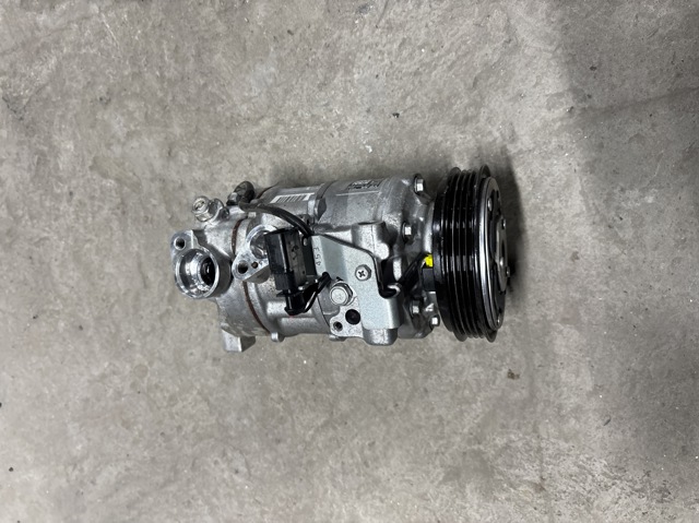 Компресор кондиціонера 4M0816803N VAG