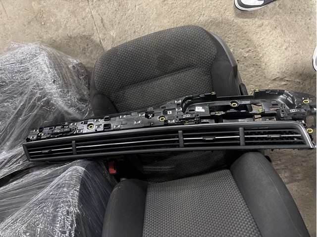 Решітка повітроводу права 4M1820902R6PS VAG