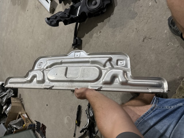 Лівий кронштейн заднього бампера 4M8807329 VAG