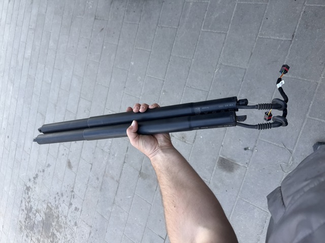 Стійка задніх дверей 4M8827851H VAG