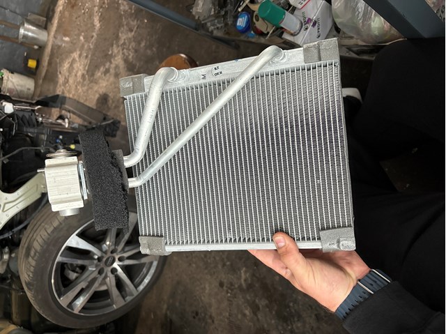 Охолоджувач повітря 7L1816103 VAG
