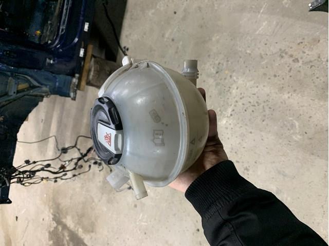 Бачок розширювальний 80A121405AM VAG