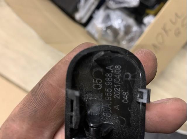 Форсунка омивача скла лобового, права 80A955988A VAG