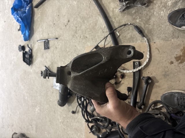 Кронштейн подушки (опори) двигуна, лівої 8K0199307CC VAG
