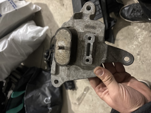 Кронштейн подушки КПП 8K0399115BK VAG