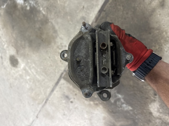 Кронштейн подушки КПП 8K0399115BS VAG