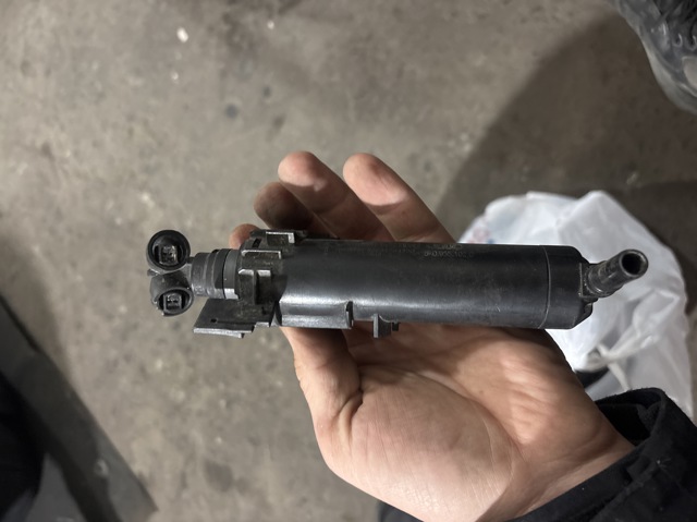 Тримач форсунки омивача фари, підйомний циліндр 8K0955102D VAG