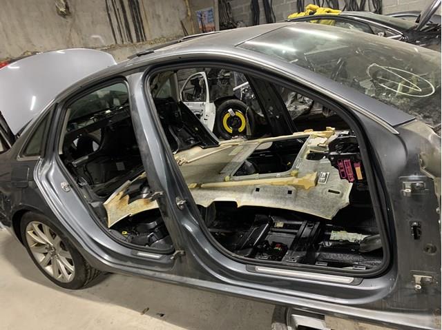 Поріг зовнішній правий 8K5809848 VAG