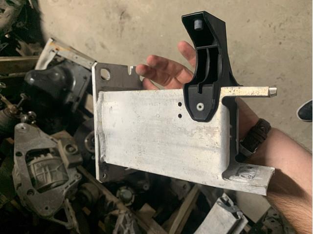 Кронштейн підсилювача переднього бампера 8R0807133A VAG