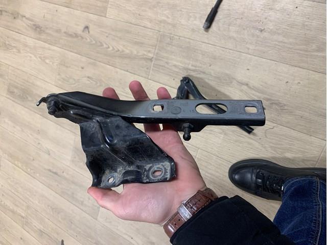Шарнір капота правий 8R0823302A VAG