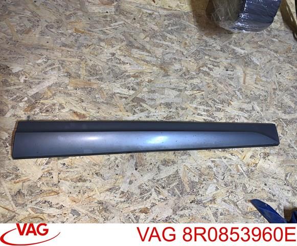 Накладка передньої правої двері 8R0853960E VAG