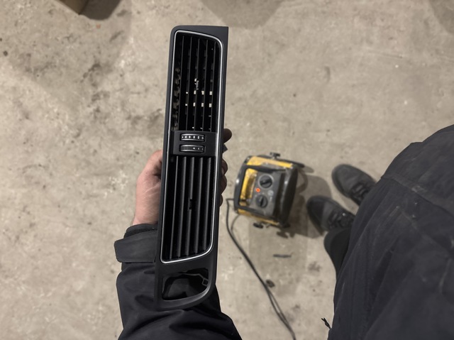Решітка повітроводу 8R1820951GWVF VAG