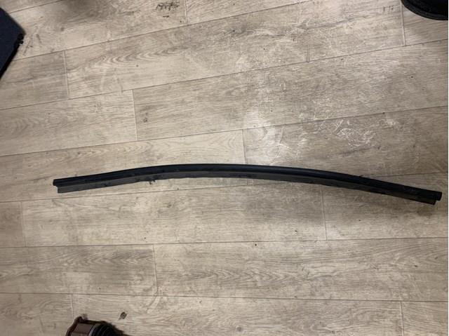 Ущільнювач під капот 8T0823723B VAG
