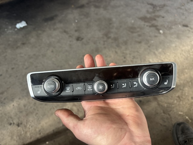 Блок управління пічкою 8V0820043D VAG