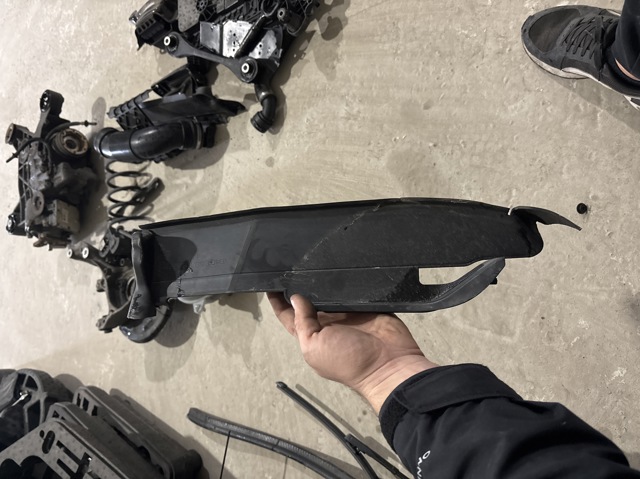 Заглушка жабо збоку 8V0821170C VAG