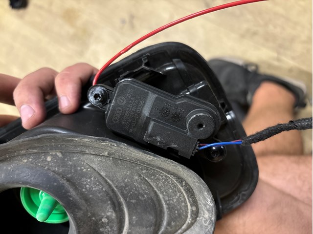 Мотор-привід відкриття лючка бака 8V0862153A VAG