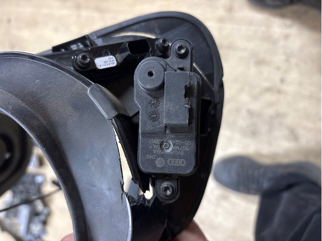 Мотор-привід відкриття лючка бака 8V0862159A VAG