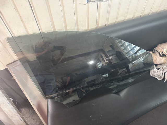 Скло передньої правої двері 8V5845202 VAG