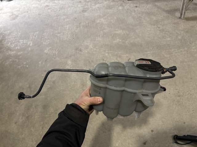 Шланг розширювального бачка, верхній 8W0121081ED VAG