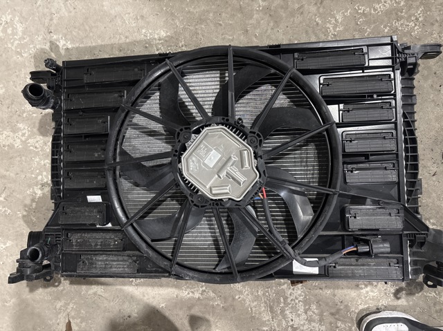 Облицювання рамки радіатора 8W0121207B VAG