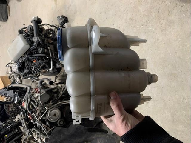Бачок для води 8W0121405E VAG