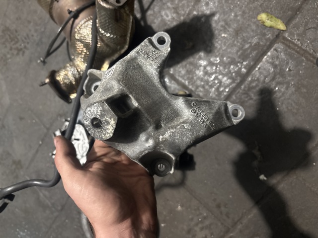 Кронштейн подушки (опори) двигуна, лівої 8W0199307L VAG
