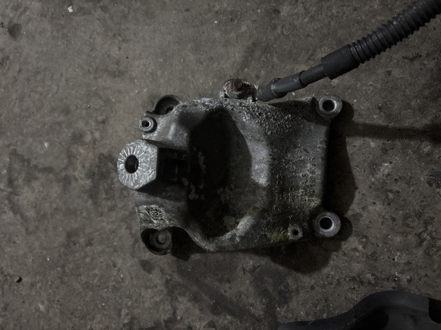 Кронштейн подушки (опори) двигуна, правої 8W0199308R VAG
