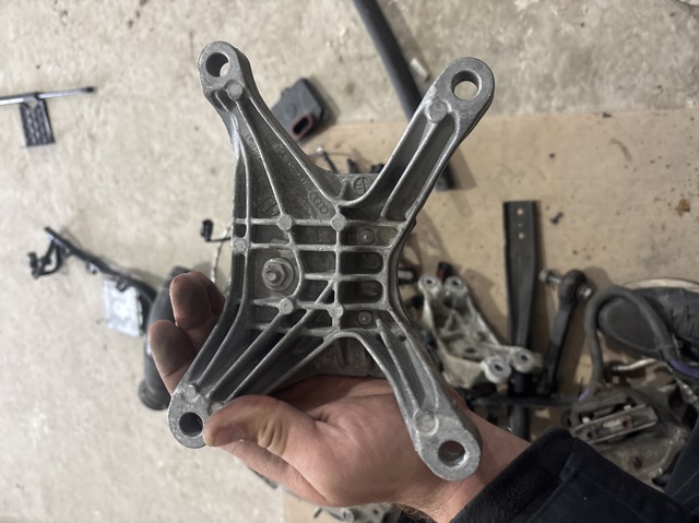 Кріплення подушки коробки передач 8W0399118C VAG