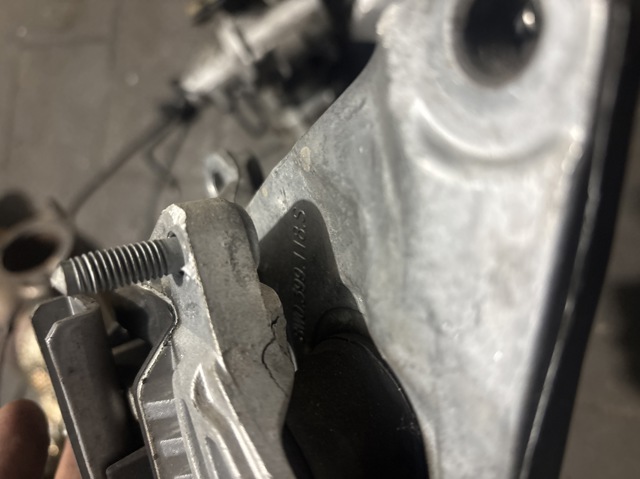 Кронштейн подушки КПП 8W0399118S VAG