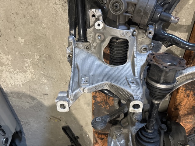 Кронштейн передньої балки 8W0399295E VAG