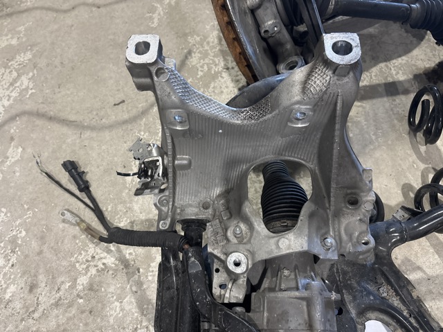 Кронштейн передньої балки 8W0399296E VAG