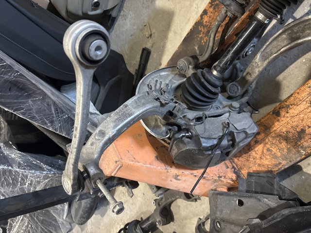 Кулак поворотний передній лівий 8W0407253F VAG