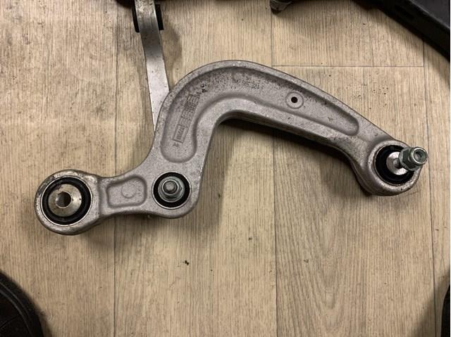 Верхній важіль задньої підвіски правий 8W0505324F VAG