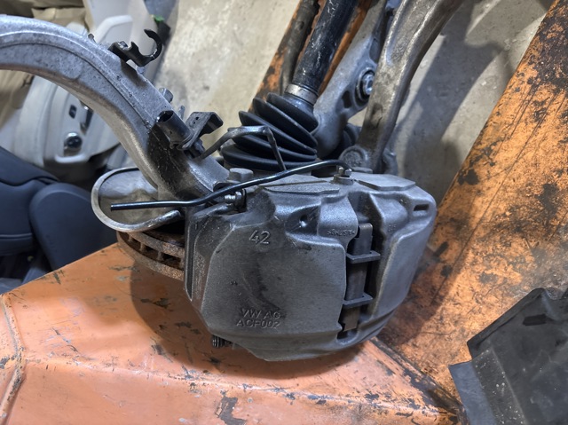 Супорт тормзной 8W0615107D VAG