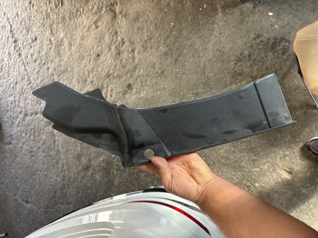 Вія (накладка) лівої фари 8W0805285A VAG