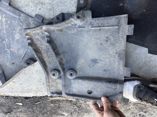 Захист днища передній лівий 8W0825201 VAG