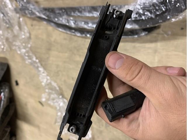 Зовнішня ручка правих дверей 8W0837206 VAG
