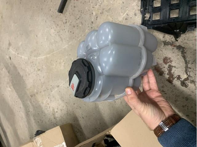 Розширювальний бачок охолодження 8W1121405K VAG
