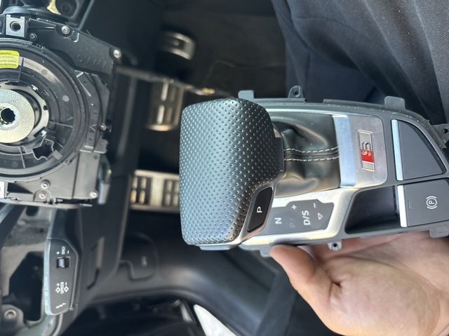 Ручка важеля коробки передач 8W1713140FJAJ VAG