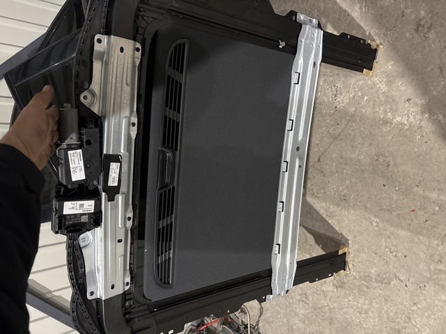 Деталі люків облицювання кузова 8W5877049A VAG