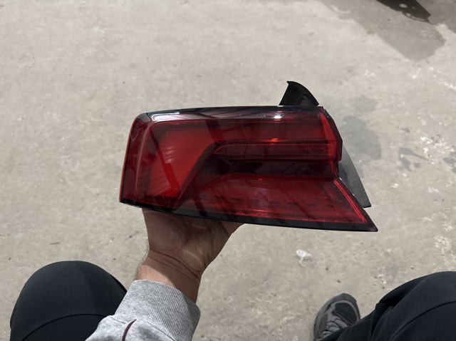 Задній лівий зовнішній ліхтар 8W6945091H VAG