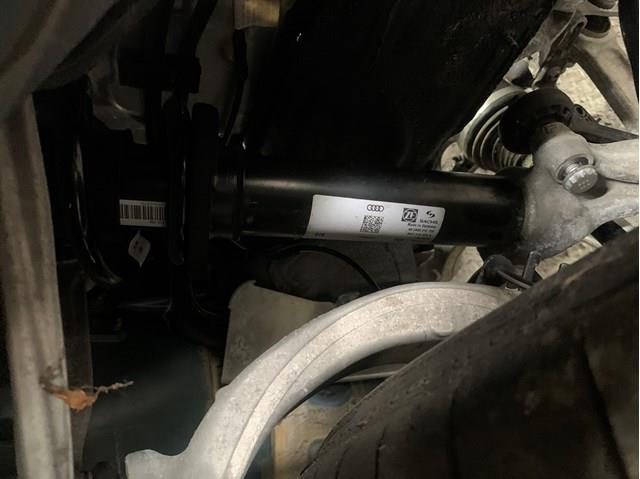 Амортизатор передньої підвіски 8W7413029C VAG